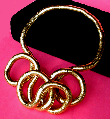 a beautiful vintage costume jewelry necklace unsigned