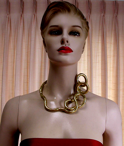 a beautiful vintage costume jewelry necklace unsigned