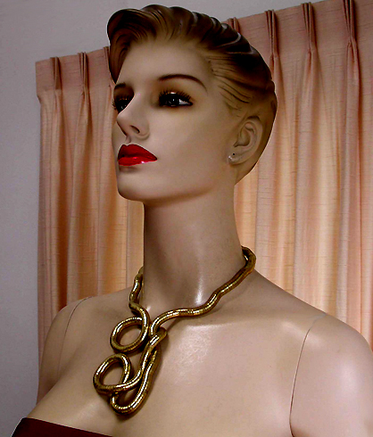 a beautiful vintage costume jewelry necklace unsigned