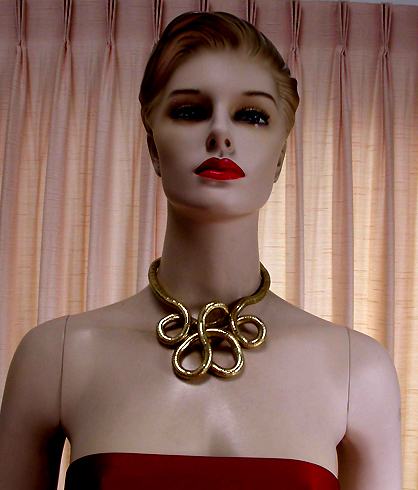 a beautiful vintage costume jewelry necklace unsigned