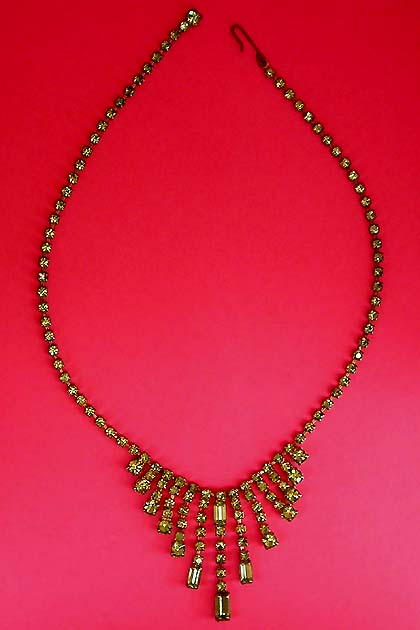 a beautiful vintage costume jewelry necklace unsigned