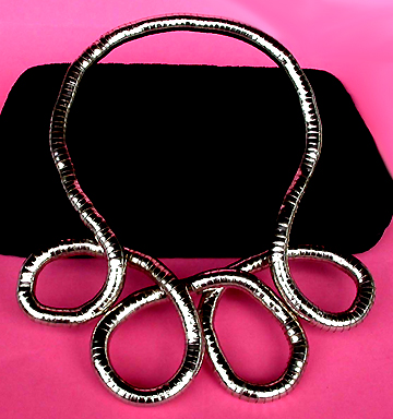 a beautiful vintage costume jewelry necklace unsigned