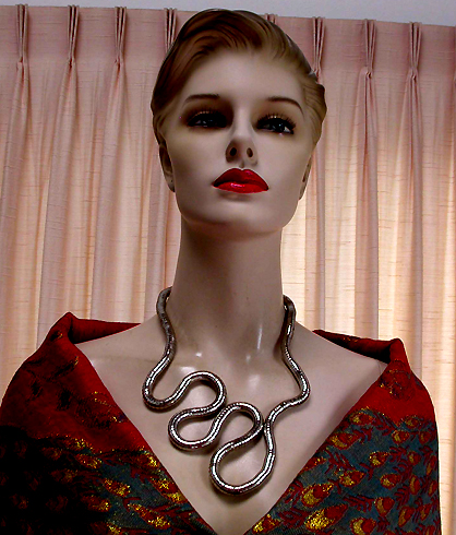 a beautiful vintage costume jewelry necklace unsigned