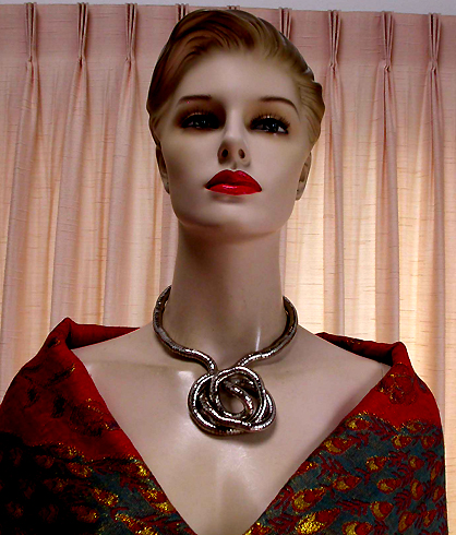 a beautiful vintage costume jewelry necklace unsigned