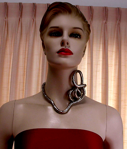a beautiful vintage costume jewelry necklace unsigned