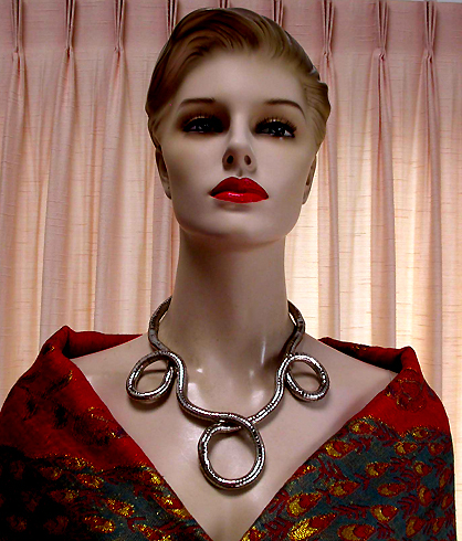a beautiful vintage costume jewelry necklace unsigned