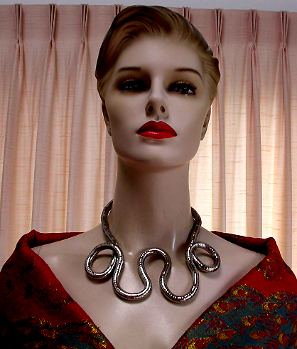 a beautiful vintage costume jewelry necklace unsigned