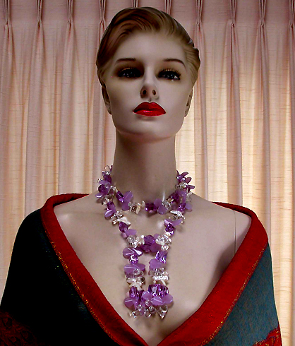 a beautiful vintage costume jewelry necklace unsigned