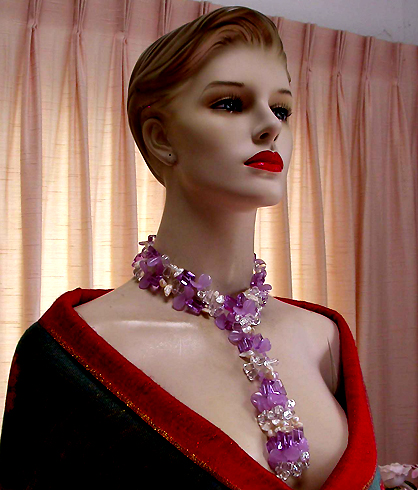 a beautiful vintage costume jewelry necklace unsigned