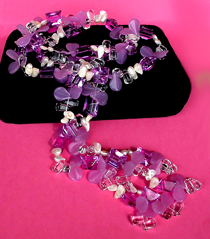 a beautiful vintage costume jewelry necklace unsigned