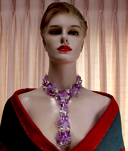 a beautiful vintage costume jewelry necklace unsigned