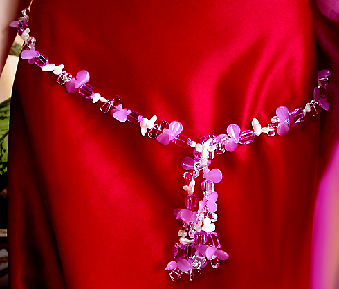 a beautiful vintage costume jewelry necklace unsigned
