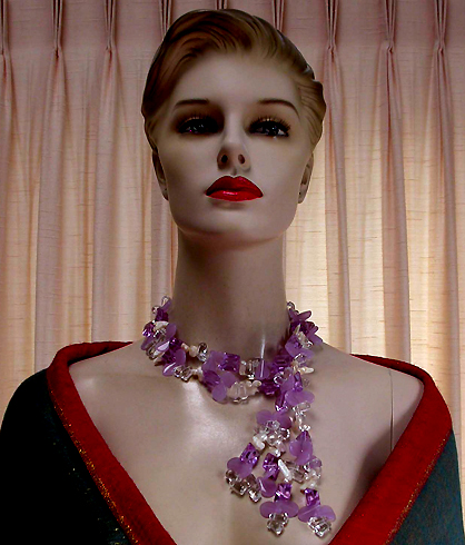 a beautiful vintage costume jewelry necklace unsigned