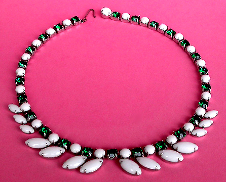 a beautiful vintage costume jewelry necklace unsigned