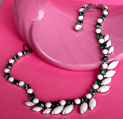 a beautiful vintage costume jewelry necklace unsigned
