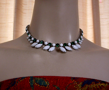 a beautiful vintage costume jewelry necklace unsigned