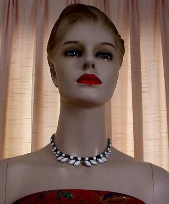 a beautiful vintage costume jewelry necklace unsigned