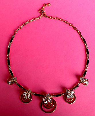 a beautiful vintage costume jewelry necklace unsigned