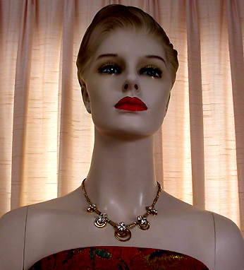 a beautiful vintage costume jewelry necklace unsigned