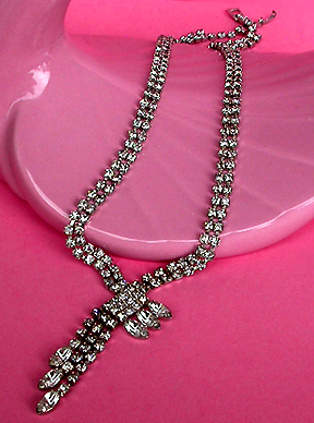 a beautiful vintage costume jewelry necklace unsigned