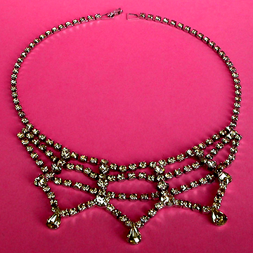a beautiful vintage costume jewelry necklace unsigned