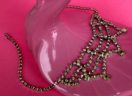 a beautiful vintage costume jewelry necklace unsigned