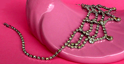 a beautiful vintage costume jewelry necklace unsigned