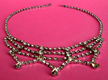 a beautiful vintage costume jewelry necklace unsigned
