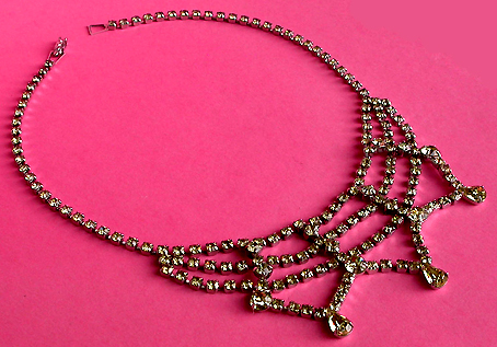 a beautiful vintage costume jewelry necklace unsigned