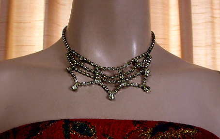 a beautiful vintage costume jewelry necklace unsigned