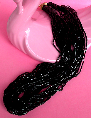 a beautiful vintage costume jewelry necklace unsigned