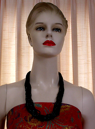 a beautiful vintage costume jewelry necklace unsigned