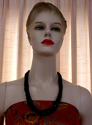 a beautiful vintage costume jewelry necklace unsigned