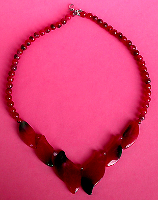 a beautiful vintage costume jewelry necklace unsigned