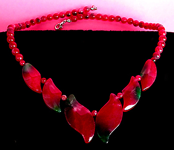 a beautiful vintage costume jewelry necklace unsigned