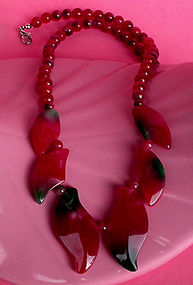 a beautiful vintage costume jewelry necklace unsigned