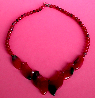 a beautiful vintage costume jewelry necklace unsigned