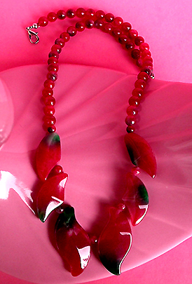 a beautiful vintage costume jewelry necklace unsigned