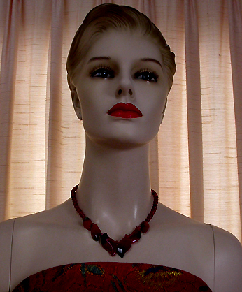 a beautiful vintage costume jewelry necklace unsigned