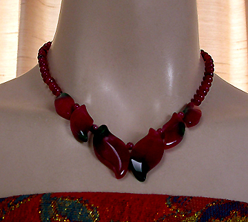 a beautiful vintage costume jewelry necklace unsigned