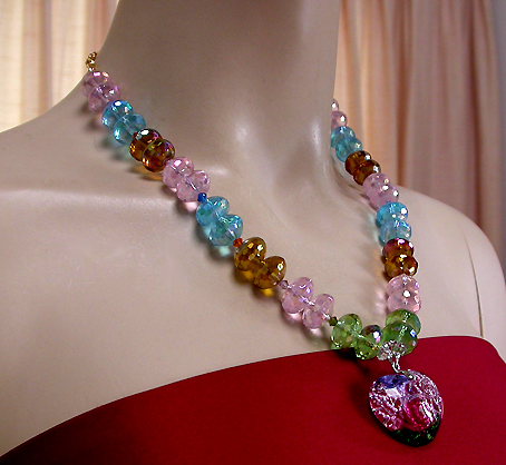 a beautiful vintage costume jewelry necklace unsigned