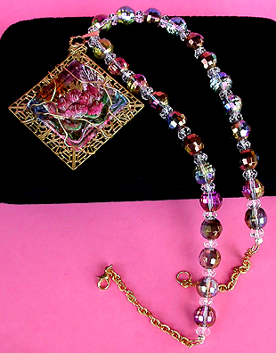 a beautiful vintage costume jewelry necklace unsigned