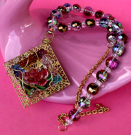 a beautiful vintage costume jewelry necklace unsigned