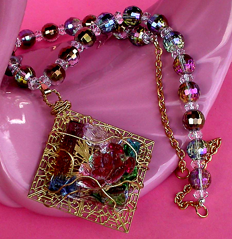 a beautiful vintage costume jewelry necklace unsigned