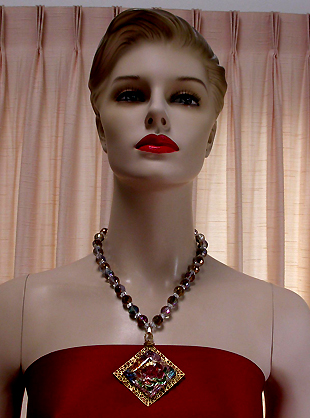 a beautiful vintage costume jewelry necklace unsigned