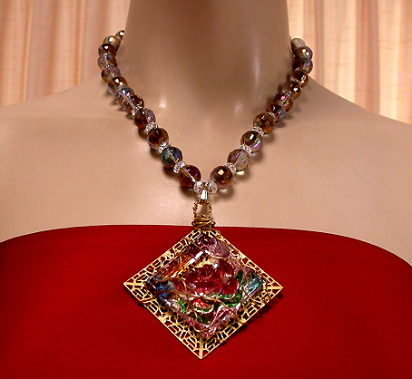 a beautiful vintage costume jewelry necklace unsigned