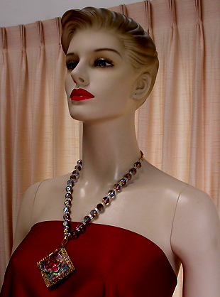 a beautiful vintage costume jewelry necklace unsigned