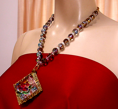 a beautiful vintage costume jewelry necklace unsigned