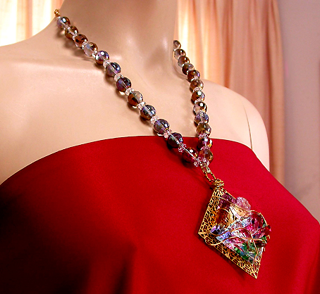 a beautiful vintage costume jewelry necklace unsigned