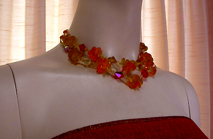 a beautiful vintage costume jewelry necklace unsigned